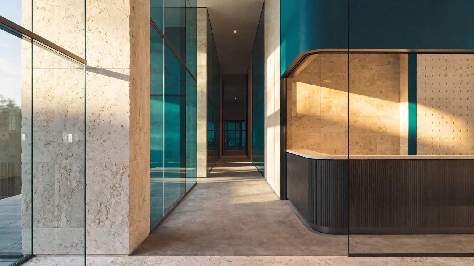 Hall d'entrée fictif de haute qualité avec des surfaces en pierre naturelle, en bois et en verre et un éclairage calme