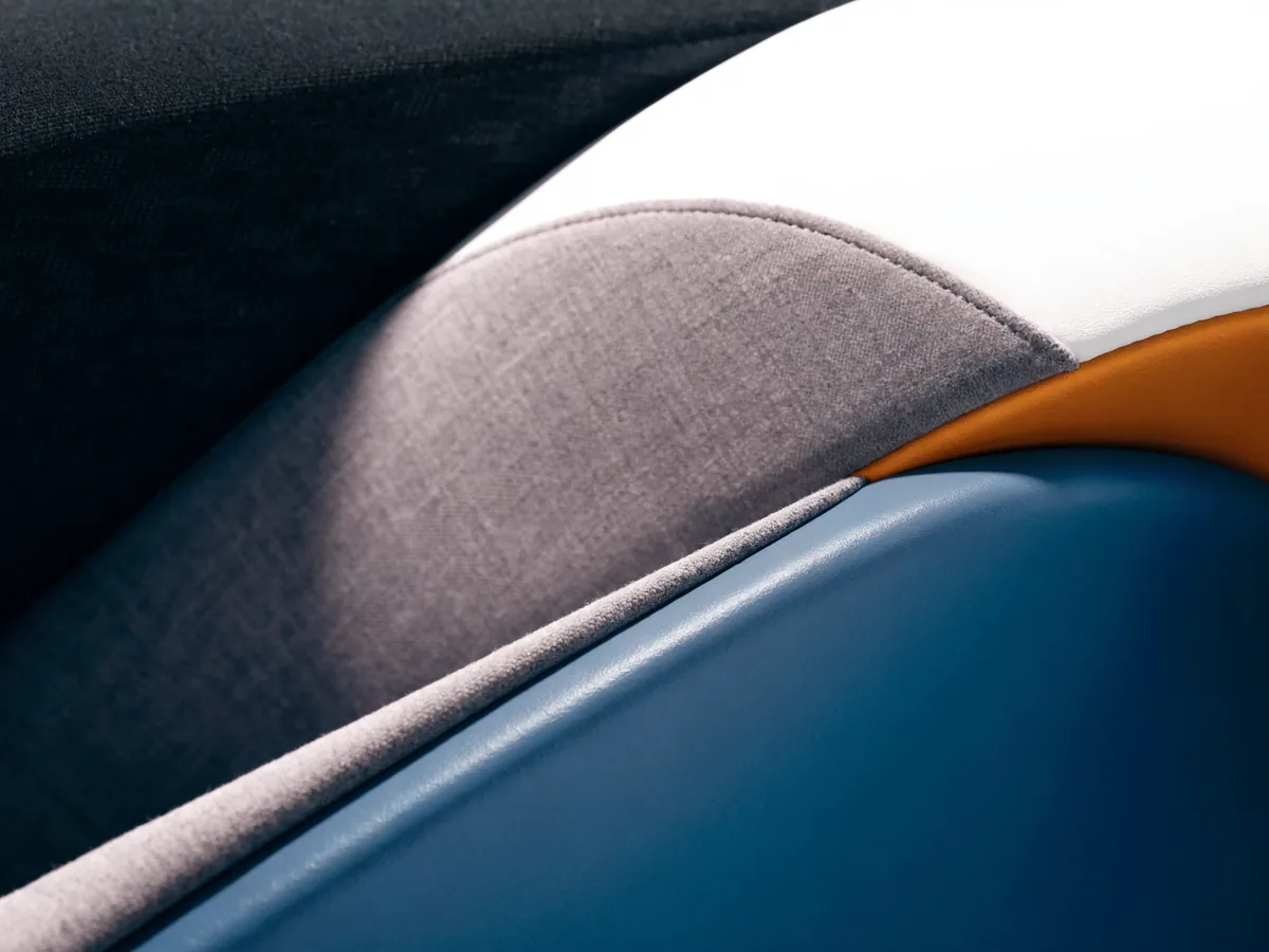 Abstraktes, markenfreies Materialdetail eines synthetischen Fahrzeuginnenraums