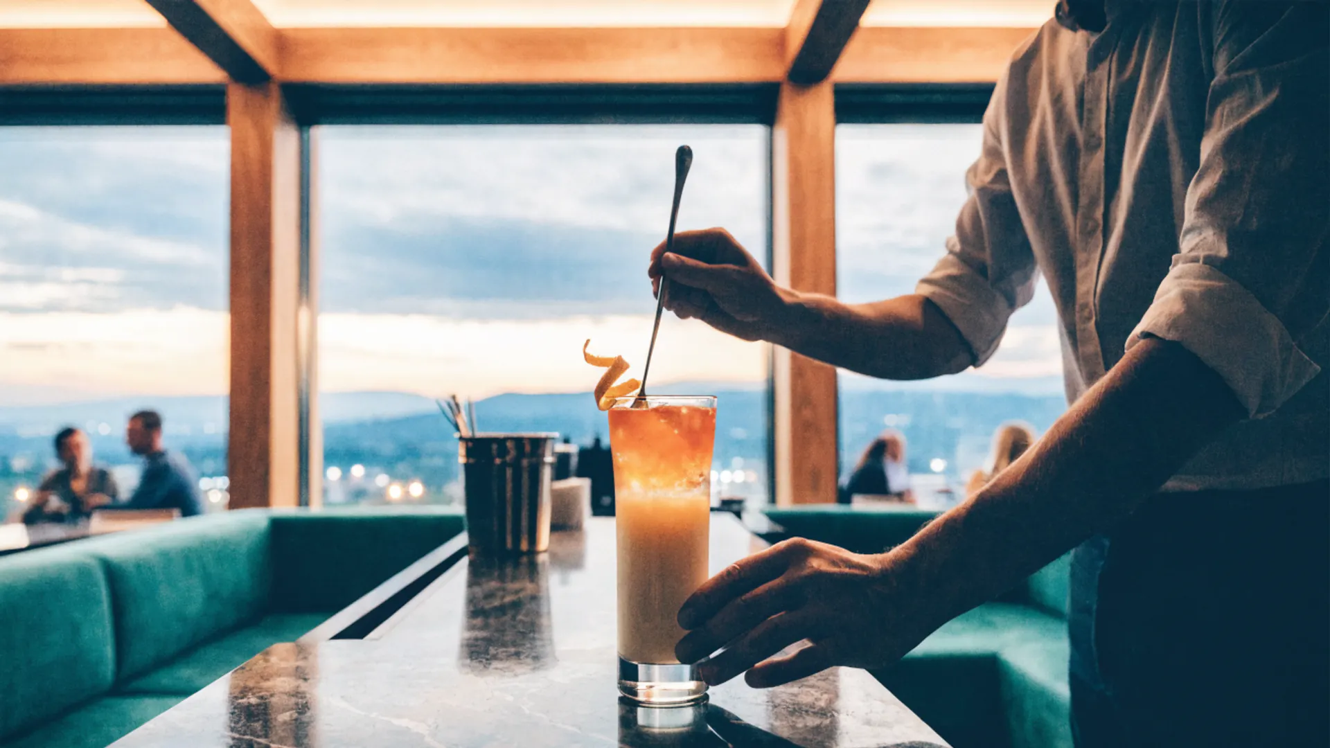 Barista con un campione di cocktail a strati nel bar dell'hotel immaginario