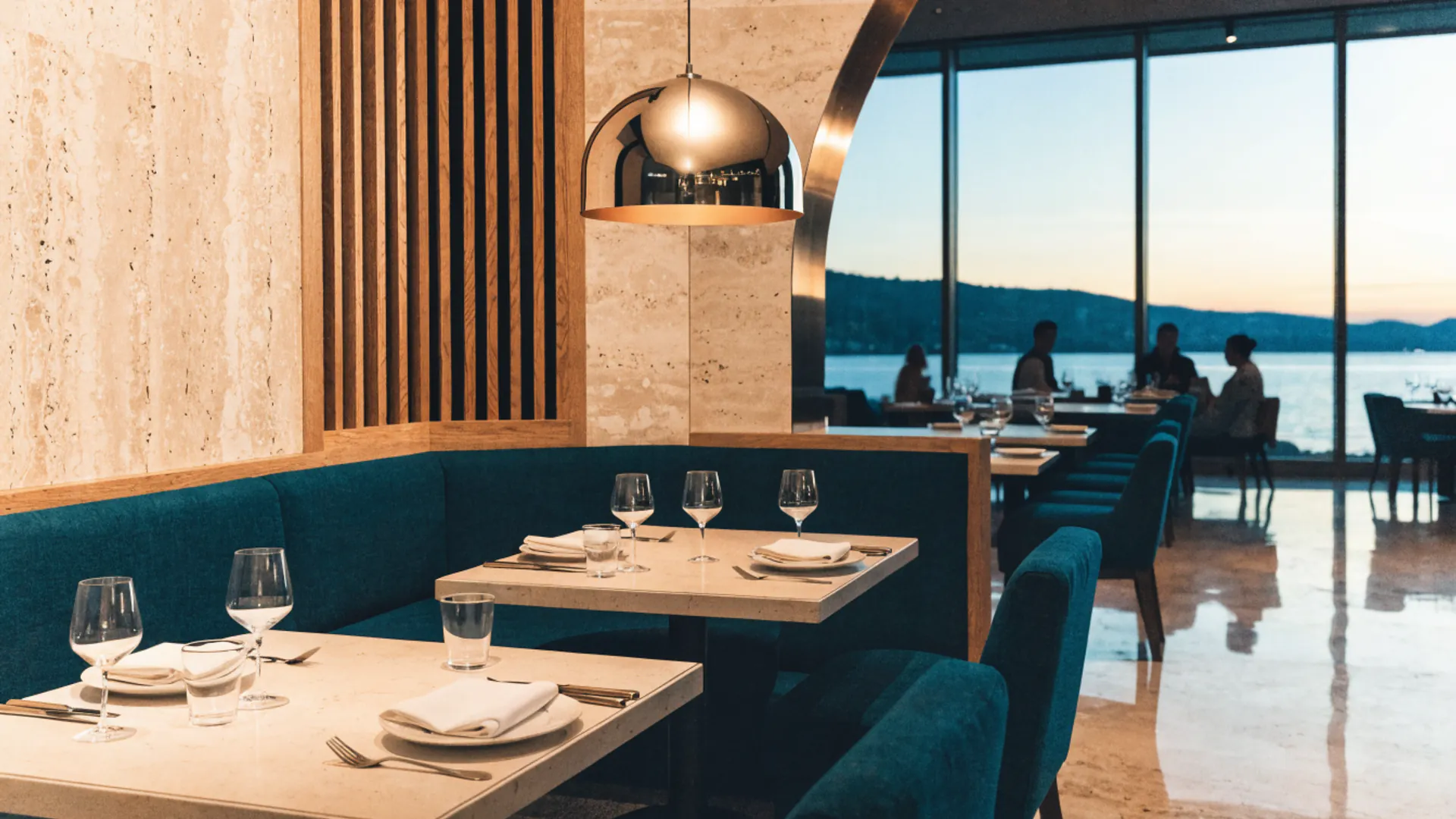 Ristorante dell'hotel immaginario con vista sul lago e sulle montagne