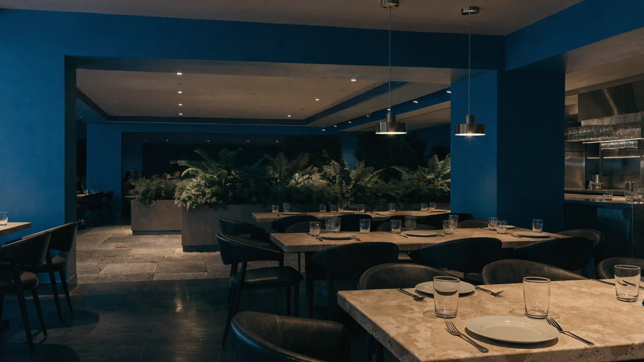 Fiktiver Restaurantbereich am Abend mit gedeckten Tischen